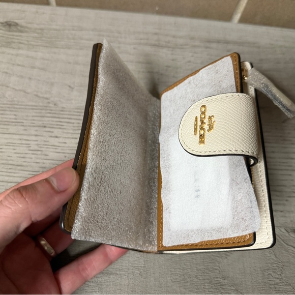 Coach Cream Women's Wallet - Picture 4 of 7